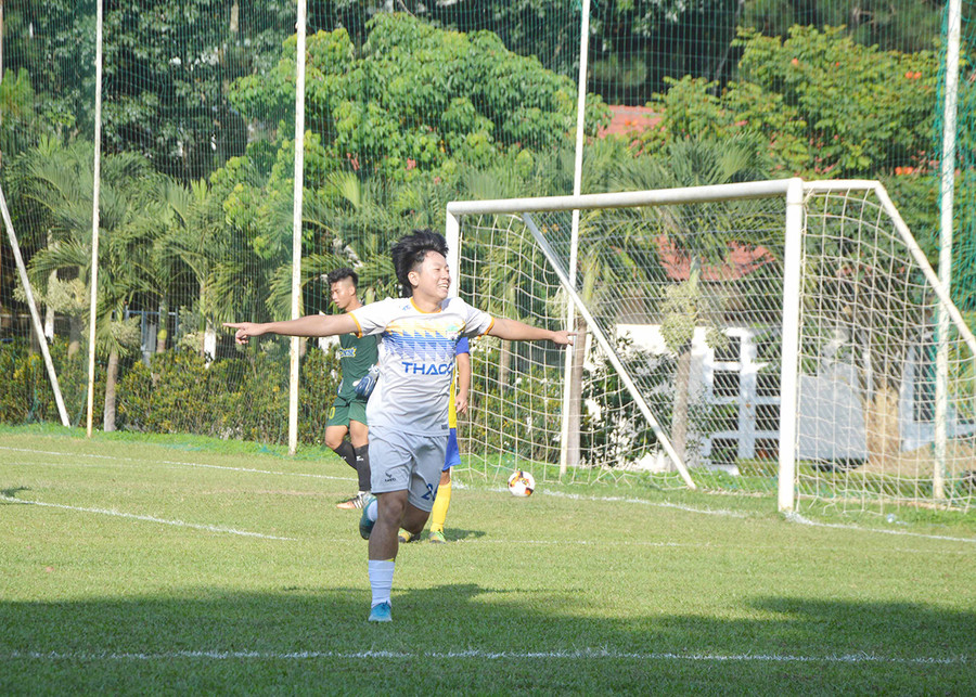Tiền đạo Nguyễn Quốc Hào của U17 HAGL ăn mừng sau khi ghi bàn vào lưới U17 Khánh Hòa. Ảnh: Minh Vỹ Tiền đạo Nguyễn Quốc Hào của HA.GL vui mừng sau khi ghi bàn thắng vào lưới Khánh Hòa. Ảnh: Vinh Vỹ