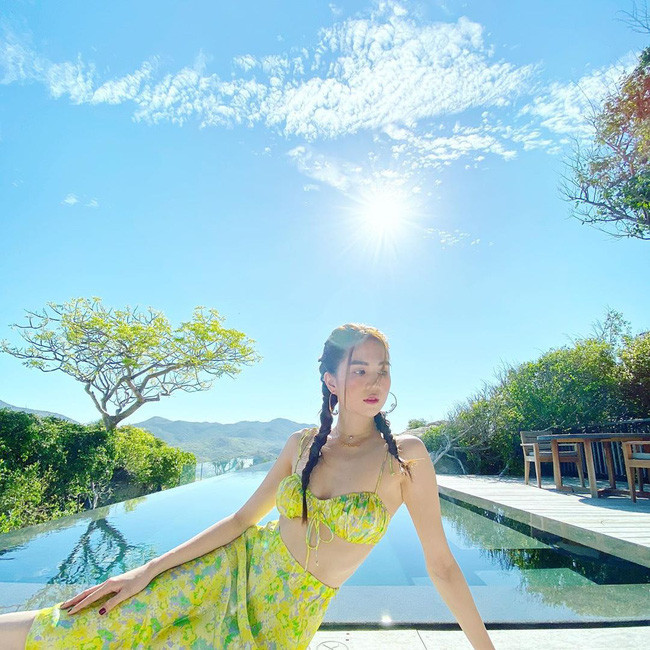 Ngọc Trinh chăm chỉ cập nhật hình ảnh trong chuyến du lịch.