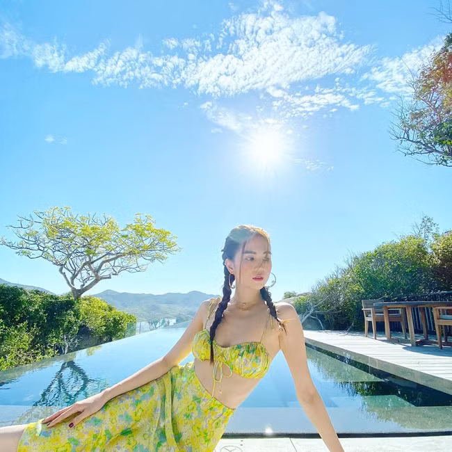 Ngọc Trinh chăm chỉ cập nhật hình ảnh trong chuyến du lịch.