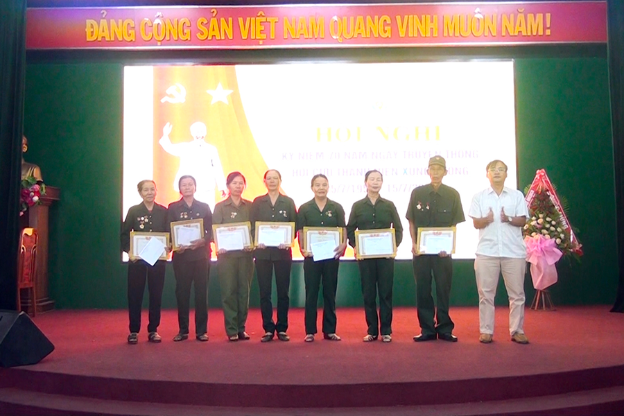 Khen thưởng cho các cá nhân có thành tích xuất sắc. Ảnh: Mỹ Đức.