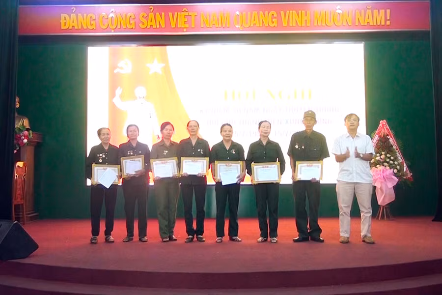 Khen thưởng cho các cá nhân có thành tích xuất sắc. Ảnh: Mỹ Đức.