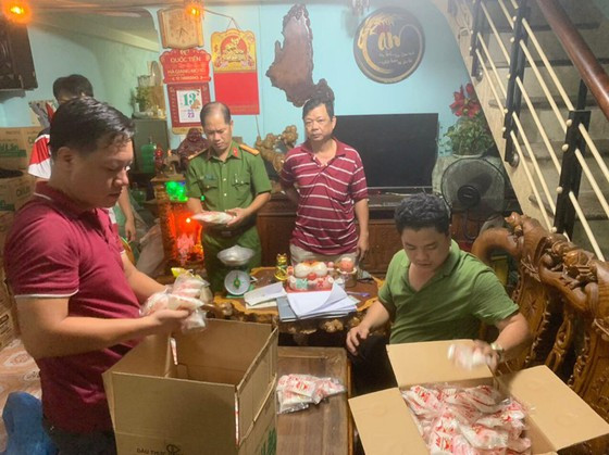 Lực lượng công an tiến hành kiểm tra các loại hàng giả sắp đưa đi tiêu thụ Lực lượng công an tiến hành kiểm tra các loại hàng giả sắp đưa đi tiêu thụ