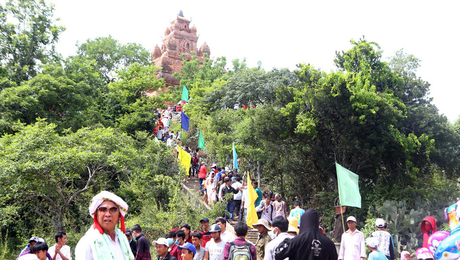 Người dân đi dự lễ Ka Tê ở Ninh Thuận. Ảnh: GIA TIẾN