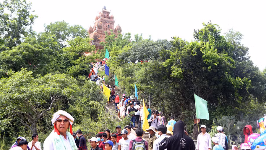 Người dân đi dự lễ Ka Tê ở Ninh Thuận. Ảnh: GIA TIẾN