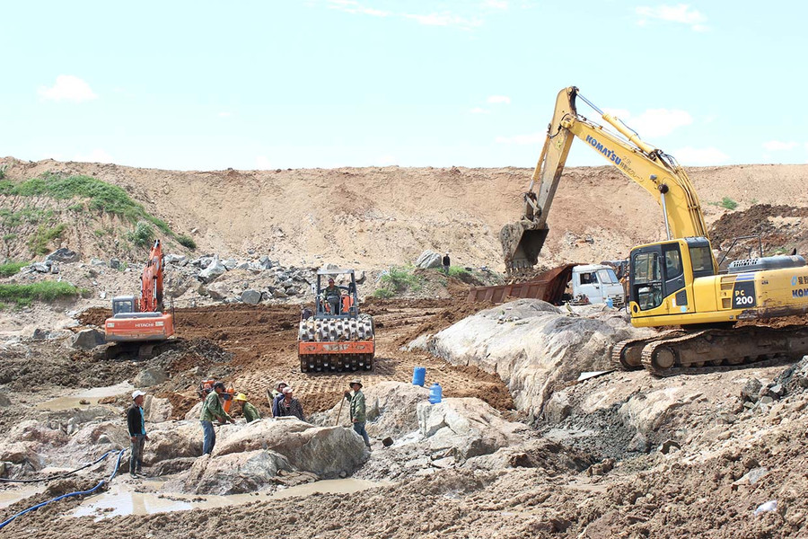 Công nhân Công ty cổ phần Thủy lợi 1 thi công dưới lòng suối để tích nước. Ảnh: N.D