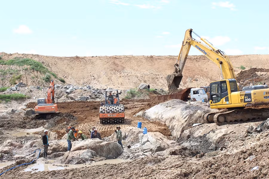 Công nhân Công ty cổ phần Thủy lợi 1 thi công dưới lòng suối để tích nước. Ảnh: N.D