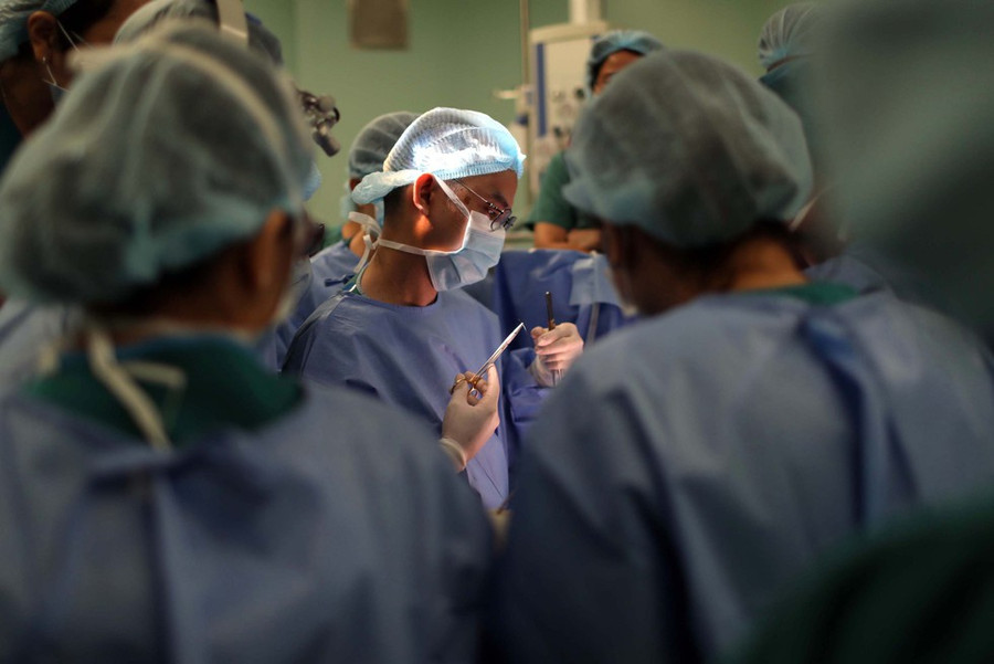 Trong quá trình hậu phẫu, hai bé sẽ tiếp tục được hồi sức ổn định hô hấp, tuần hoàn. Sau 3 tháng nữa, hai bé sẽ tiếp tục được phẫu thuật tái tạo đường tiêu hóa, tiết niệu ẢNH: NGỌC DƯƠNG