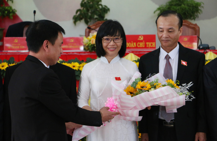 Đồng chí Vũ Quang Trung-Phó Vụ trưởng Vụ địa phương II (Ban Tổ chức Trung ương) tặng hoa chúc mừng Ban Chấp hành Đảng bộ thị xã khóa mới. Ảnh: Quang Tấn