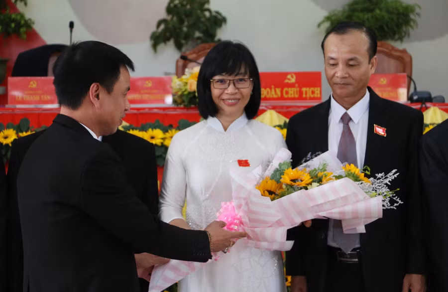 Đồng chí Vũ Quang Trung-Phó Vụ trưởng Vụ địa phương II (Ban Tổ chức Trung ương) tặng hoa chúc mừng Ban Chấp hành Đảng bộ thị xã khóa mới. Ảnh: Quang Tấn