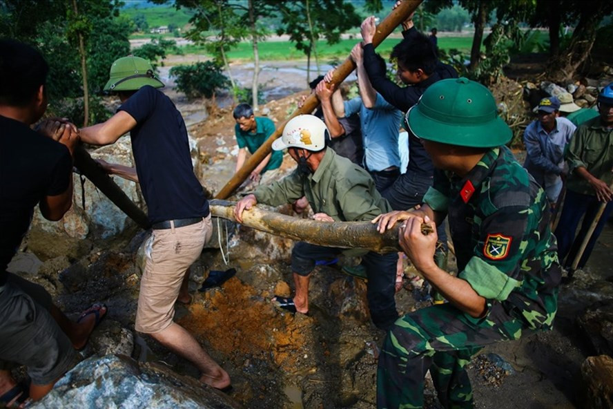 Lực lượng cứu hộ giúp dân nỗ lực tìm kiếm những người bị vùi lấp do lũ quét tại Yên Bái. Ảnh: Sơn Tùng Lực lượng cứu hộ giúp dân nỗ lực tìm kiếm những người bị vùi lấp do lũ quét tại Yên Bái. Ảnh: Sơn Tùng