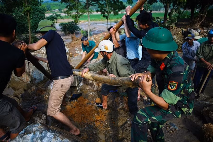 Lực lượng cứu hộ giúp dân nỗ lực tìm kiếm những người bị vùi lấp do lũ quét tại Yên Bái. Ảnh: Sơn Tùng