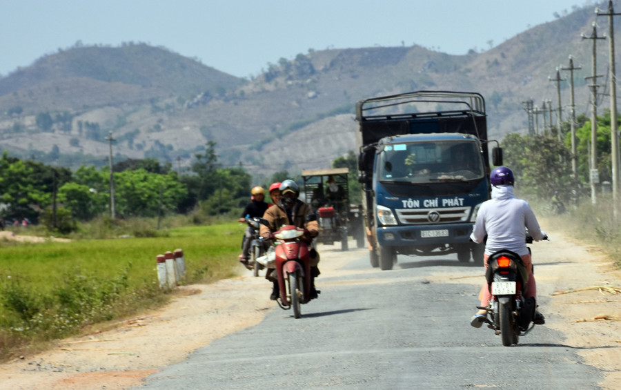 Tỉnh lộ 662B đã xuống cấp nhiều năm liền, mật độ giao thông ngày càng lớn nên cần được đầu tư cải tạo, xây dựng. Ảnh: Lê Hòa 