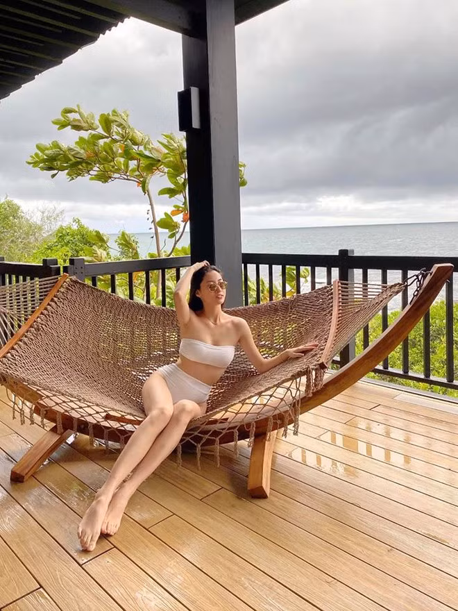 Lương Thùy Linh thả dáng trên võng khoe chân dài ấn tượng ẢNH: FBNV