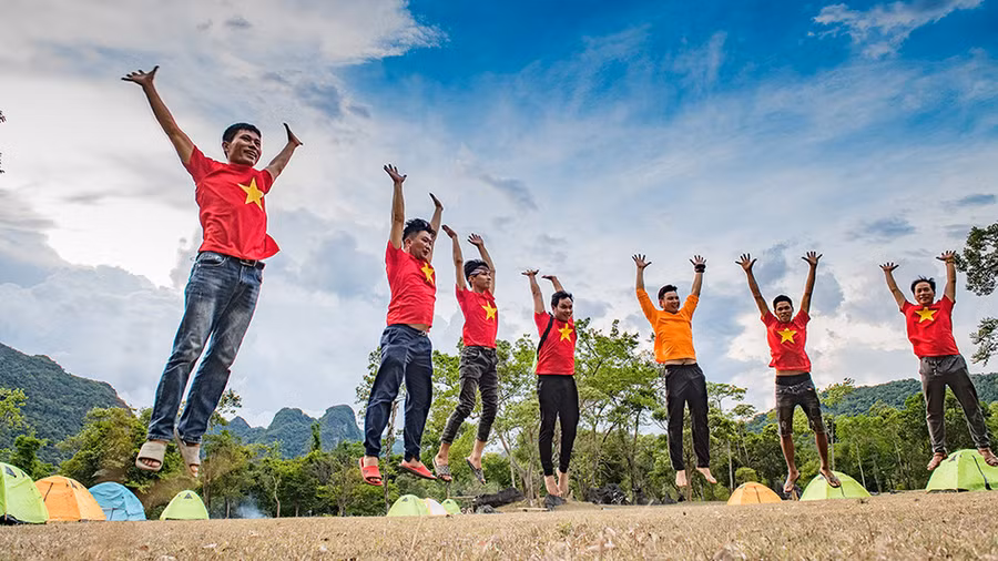 Vui mừng sau khi kết thúc chuyến thám hiểm. Ảnh: N.V.H.