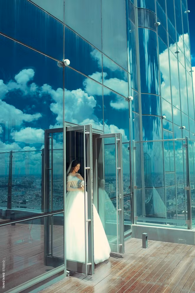 Thúy Vân sinh năm 1993, cao 1,72m, nặng 54kg, số đo 82-60-90 cm. Cô giành ngôi Á khôi 1 tại cuộc thi Hoa khôi Áo dài Việt Nam 2014. Năm 2015, cô được cử đi thi Hoa hậu Quốc tế và đoạt Á hậu 3. Năm 2019, cô được trao giải Á hậu 2 Hoa hậu Hoàn vũ Việt Nam ẢNH: TANG TANG