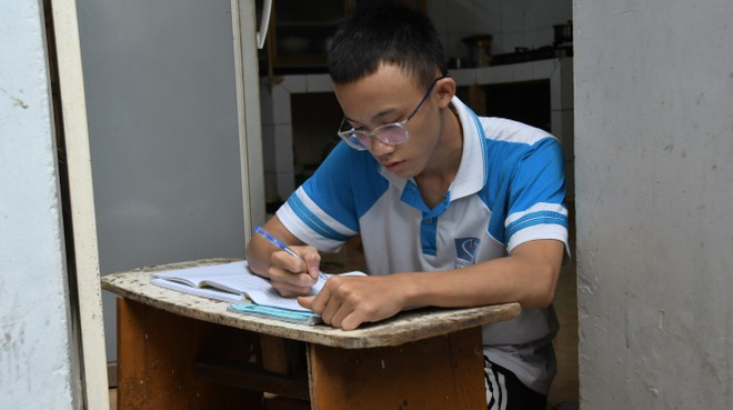 Không muốn phụ lòng anh, Quy đang cố gắng mỗi ngày nuôi ước mơ vào đại học. ẢNH: NỮ VƯƠNG