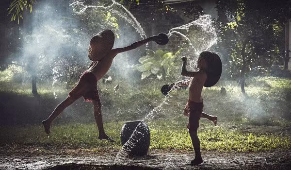  Nghịch nước mùa mưa giông.