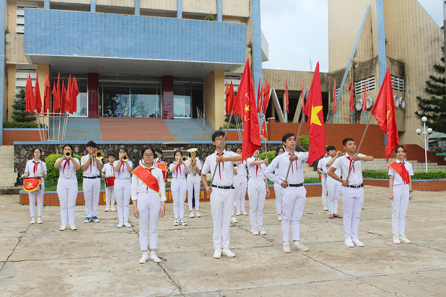 Đội nghi lễ của của Trung tâm Hoạt động Thanh Thiếu nhi tỉnh với thành viên nòng cốt là học sinh Trường THCS Nguyễn Du (TP. Pleiku) đã giúp đội viên rèn luyện tác phong, ý thức kỷ luật. Ảnh: Phan Lài Đội nghi lễ của của Trung tâm Hoạt động Thanh Thiếu nhi tỉnh với thành viên nòng cốt là học sinh Trường THCS Nguyễn Du (TP.Pleiku) đã giúp đội viên rèn luyện tác phong, ý thức ky3 luật. Ảnh: P.L