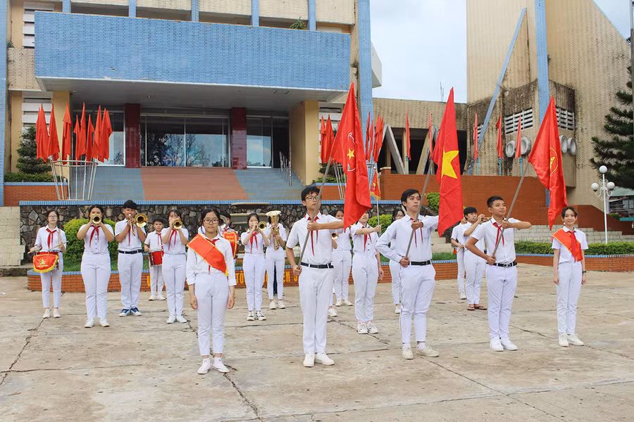 Đội nghi lễ của của Trung tâm Hoạt động Thanh Thiếu nhi tỉnh với thành viên nòng cốt là học sinh Trường THCS Nguyễn Du (TP.Pleiku) đã giúp đội viên rèn luyện tác phong, ý thức ky3 luật. Ảnh: P.L