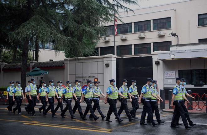 Cảnh sát Trung Quốc bên ngoài tòa lãnh sự Mỹ ở Thành Đô - Ảnh: AFP