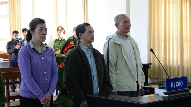 Các bị cáo Hoa, Khánh, Trung (trái sang) tại phiên toà sơ thẩm. Ảnh: LÂM VIÊN