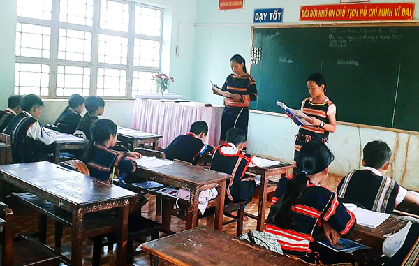 Một tiết học tiếng Jrai tại Trường Tiểu học Lý Thường Kiệt (xã Ia Vê, huyện Chư Prông). Ảnh: M.T
