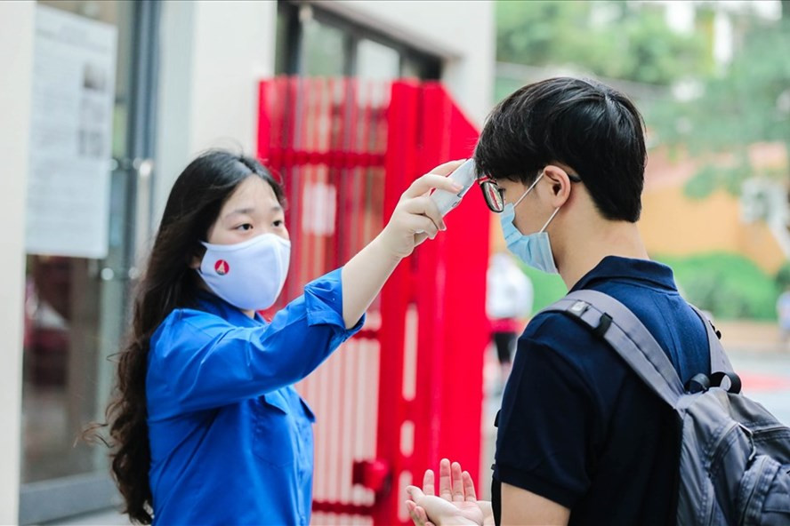  Thí sinh tham dự kỳ thi tốt nghiệp THPT năm 2020 sẽ được kiểm tra thân nhiệt, sức khỏe trước khi vào phòng thi. Ảnh: Tô Thế