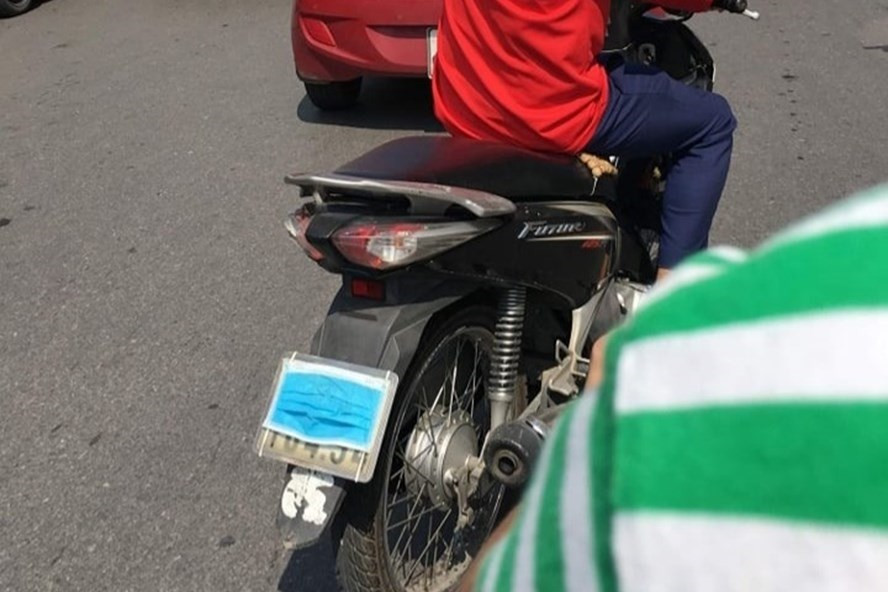  Nhiều lái xe công nghệ dùng khẩu trang để che biển số. Ảnh: T.K.