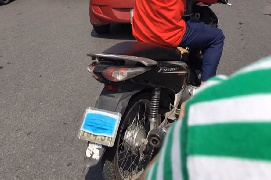  Nhiều lái xe công nghệ dùng khẩu trang để che biển số. Ảnh: T.K.