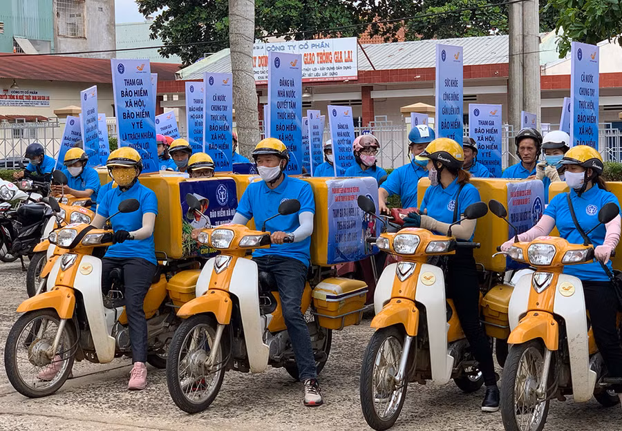 Sau lễ ra quân, BHXH phối hợp với Bưu điện tỉnh tổ chức tuyên truyền lưu động chính sách, pháp luật về BHXH, BHYT. ẢNh: Như Nguyện