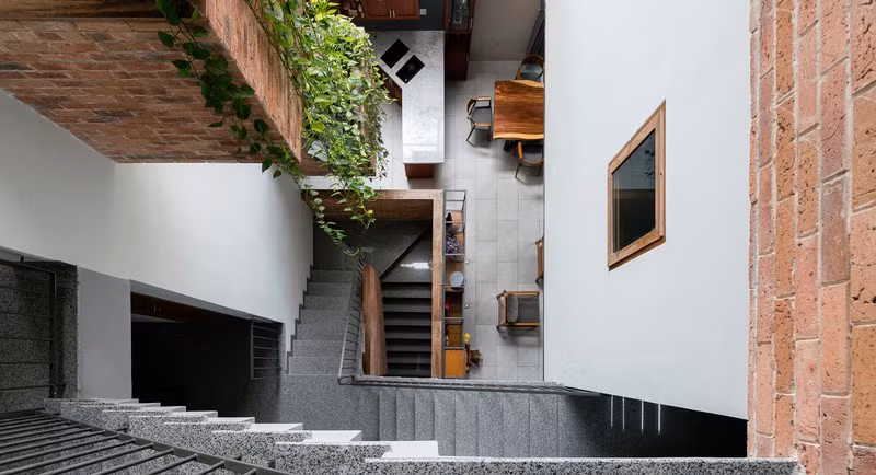 Ánh sáng từ giếng trời đi thẳng xuống các tầng bên dưới.