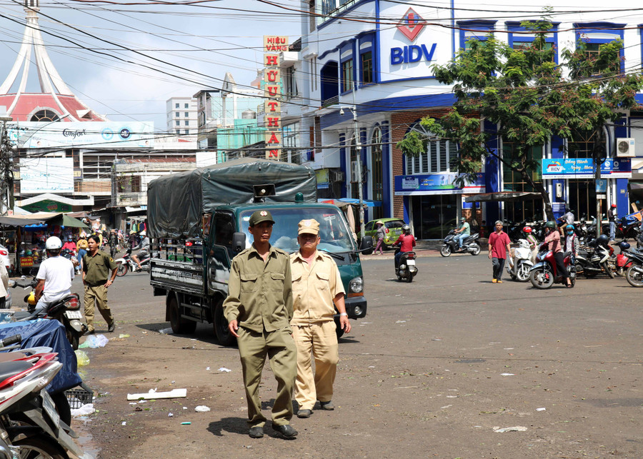 Tổ trất tư của phường Diên Hồng thường xuyên trực 24,24 tại Trung tâm Thương mại Pleiku và chơ đêm đường Nguyễn Thiệt Thuật để tuyên truyền, vận động người dân không lấn chiếm vỉa hè để buôn bán. Ảnh: QUANG TẤN 