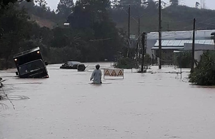 Tuyến đường quốc lộ 27 đoạn qua thôn Trung Tâm, xã Phi Liêng bị ngập cục bộ.