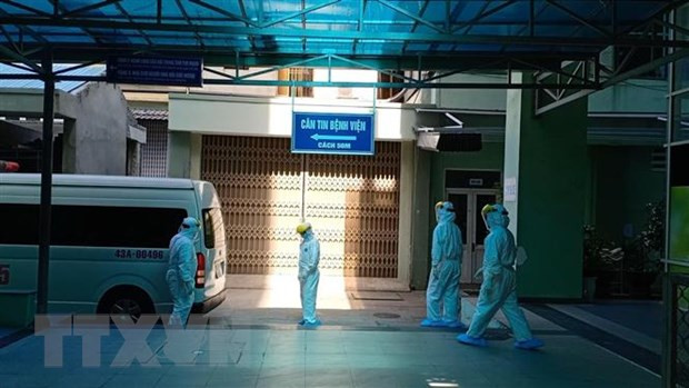 Bệnh nhân nghi nhiễm COVID-19 được chuyển đến Bệnh viện Đà Nẵng để điều trị, theo dõi. (Ảnh: Văn Dũng/TTXVN) Bệnh nhân nghi nhiễm COVID-19 được chuyển đến Bệnh viện Đà Nẵng để điều trị, theo dõi. (Ảnh: Văn Dũng/TTXVN)