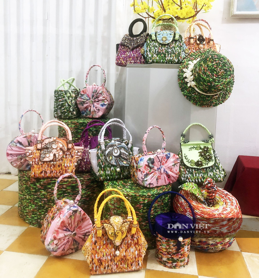 Bộ sưu tập 80 chiếc túi xách từ hơn 40.000 vỏ mì gói là thành quả sau nhiều năm không ngừng tìm tòi, sáng tạo của thầy giáo Toàn. Ảnh: M.A.