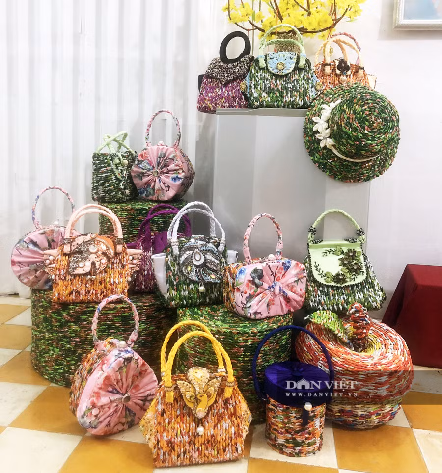 Bộ sưu tập 80 chiếc túi xách từ hơn 40.000 vỏ mì gói là thành quả sau nhiều năm không ngừng tìm tòi, sáng tạo của thầy giáo Toàn. Ảnh: M.A.