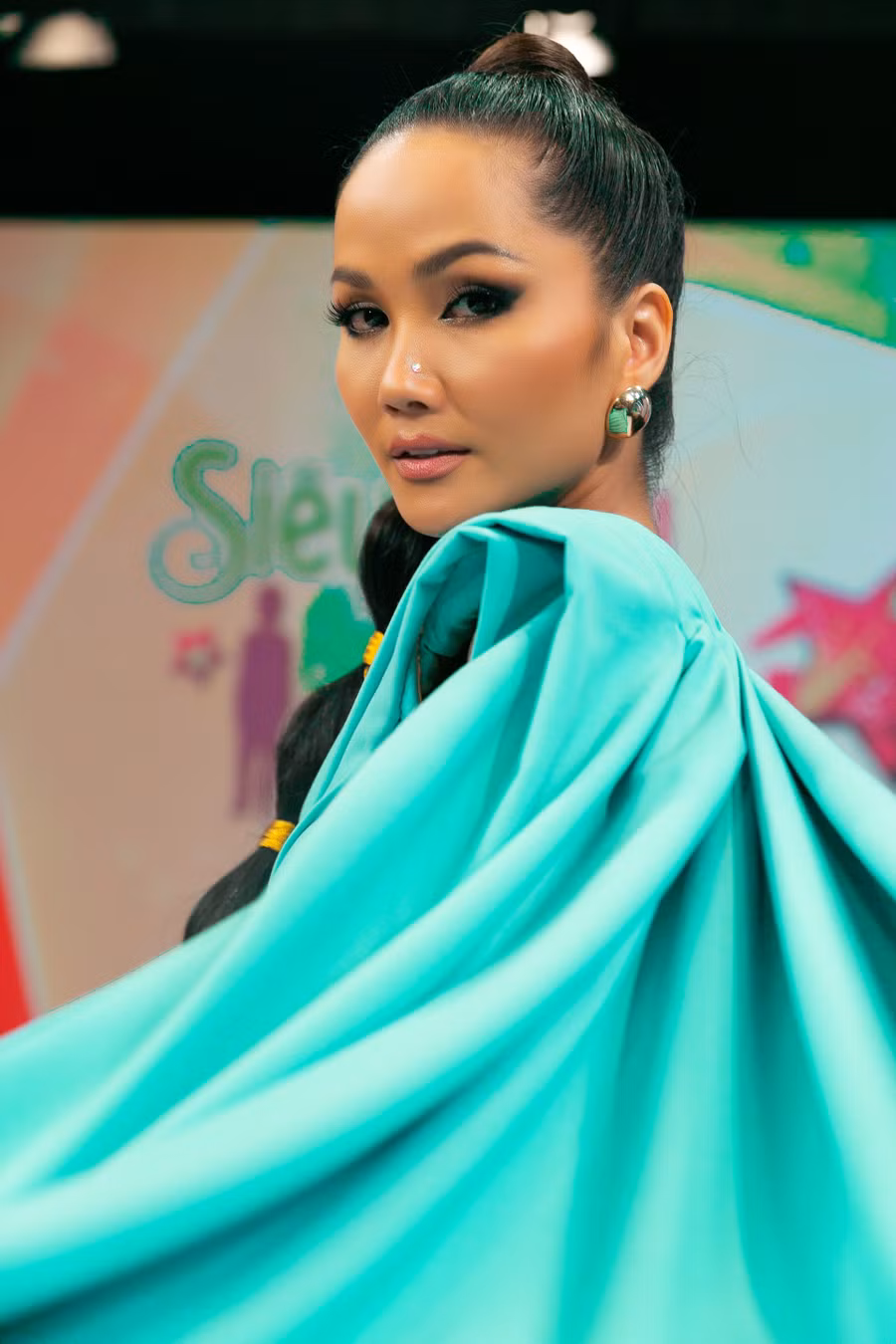 Nàng hậu biến hóa với hình ảnh công chúa Jasmine.