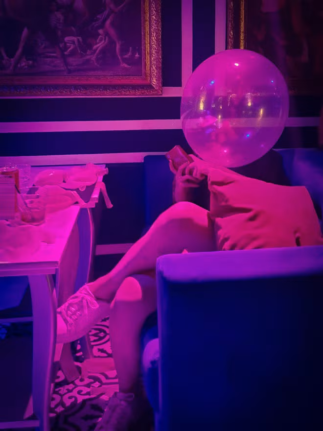 Hàng chục quả bóng cười đã qua sử dụng nằm lăn lóc trên bàn