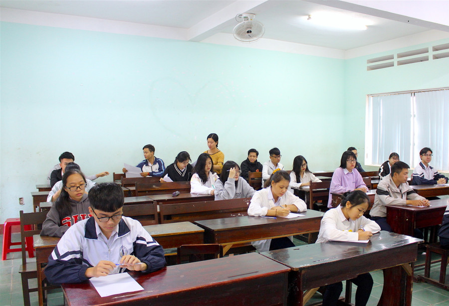 Học sinh Trường THPT Lê Lợi (TP. Pleiku) trước giờ thi thử môn Ngữ văn. Ảnh: Hồng Thi