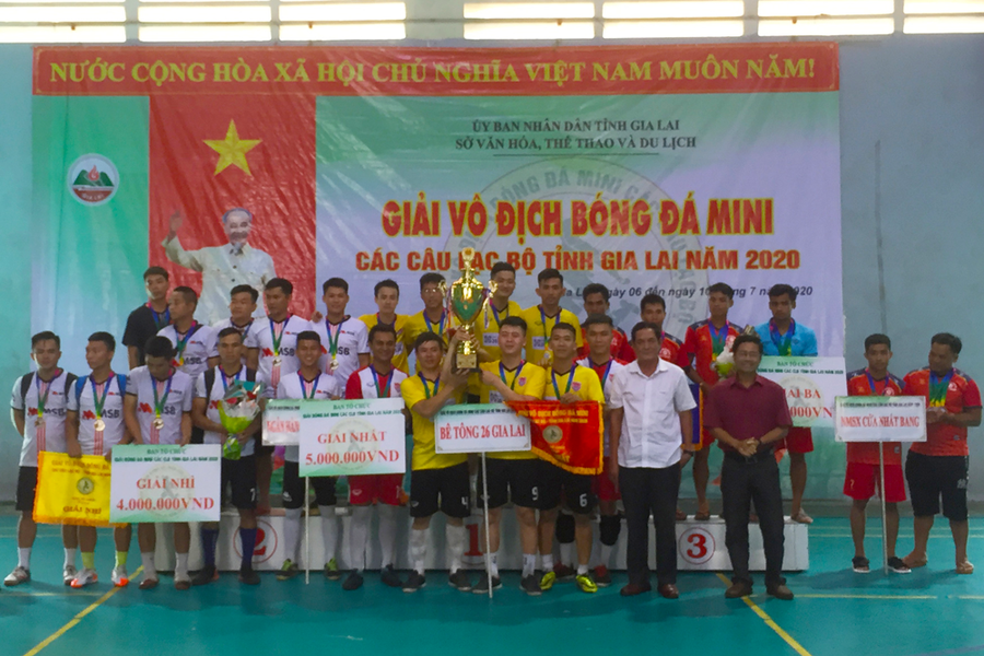 Ban tổ chức trao giải nhất, nhì, ba cho các đội có thành tích xuất sắc tại giải. Ảnh: Hà Phương