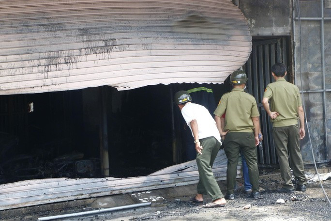 Lực lượng chức năng kiểm tra hiện trường, tìm nguyên nhân vụ cháy