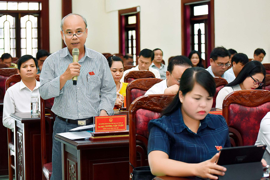 Đại biểu Dương Văn Tuấn-Trưởng ban Văn hóa-Xã hội HĐND tỉnh đặt câu hỏi chất vất Giám đốc Sở Tài nguyên và Môi trường. Ảnh: Đức Thụy