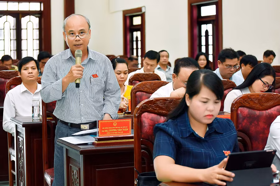 Đại biểu Dương Văn Tuấn-Trưởng ban Văn hóa-Xã hội HĐND tỉnh đặt câu hỏi chất vất Giám đốc Sở Tài nguyên và Môi trường. Ảnh: Đức Thụy