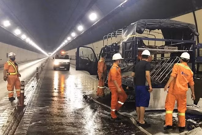 Vụ cháy khiến hầm đường bộ Hải Vân phải phong tỏa trong 30 phút - ẢNH: NGUYỄN TÚ