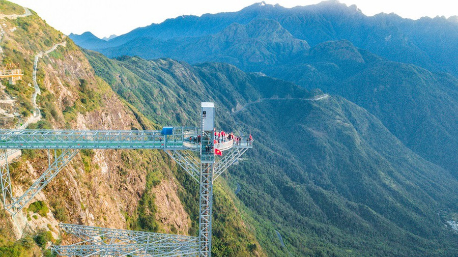 Cầu kính Rồng Mây - điểm check in 