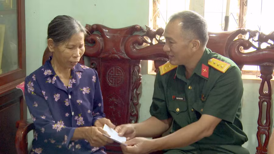 Ban Chỉ huy Quân sự huyện Mang Yang thăm, tặng quà gia đình Anh hùng lực lượng vũ trang Bùi Ngọc Đủ. Ảnh: Ngọc Thu 