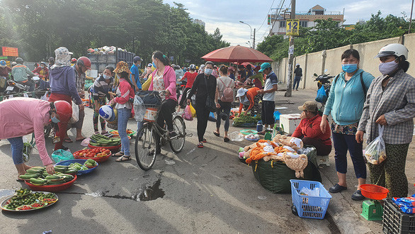 Nhiều lao động mất việc ở nhà máy đã ra chạy chợ trang trải cuộc sống (ảnh chụp gần KCN Tân Tạo) - Ảnh: MẠNH DŨNG
