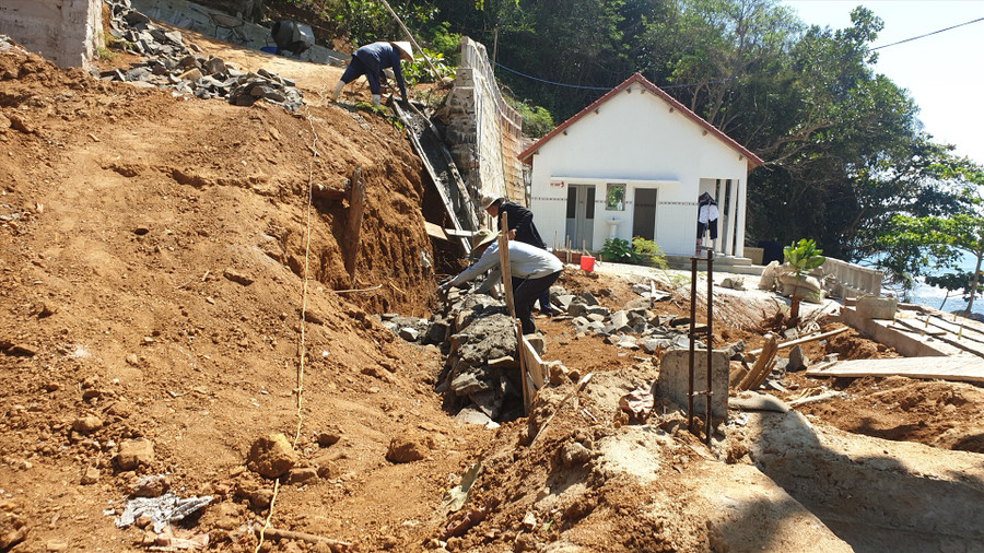 Tình trạng xây dựng vẫn được thực hiện dù chính quyền địa phương đã lập biên bản nghiêm cấm. Ảnh: Thanh Chung Tình trạng xây dựng vẫn được thực hiện dù chính quyền địa phương đã lập biên bản nghiêm cấm. Ảnh: Thanh Chung