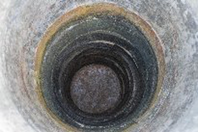 Một giếng nước ở xã Phổ Cường, H.Đức Phổ (Quảng Ngãi) khô cạn, chỉ còn bùn đất ẢNH: THANH QUÂN