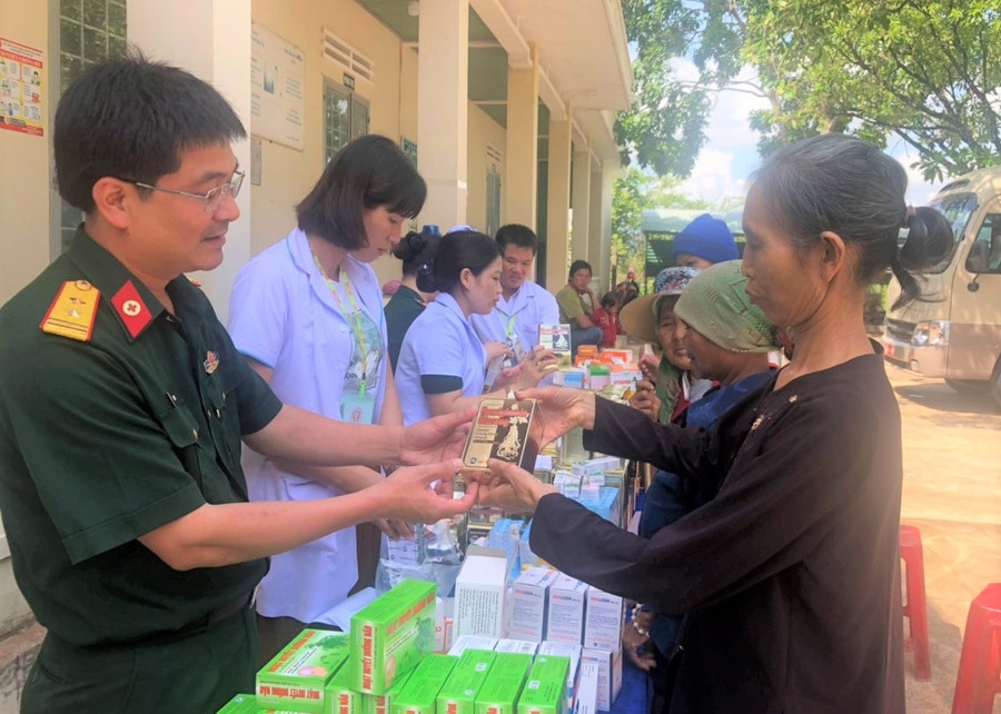 Bác sĩ CKII Phạm Xuân An-Giám đốc Bệnh viện Quân y 15-trực tiếp cấp thuốc cho người dân. Ảnh: Đinh Yến 
